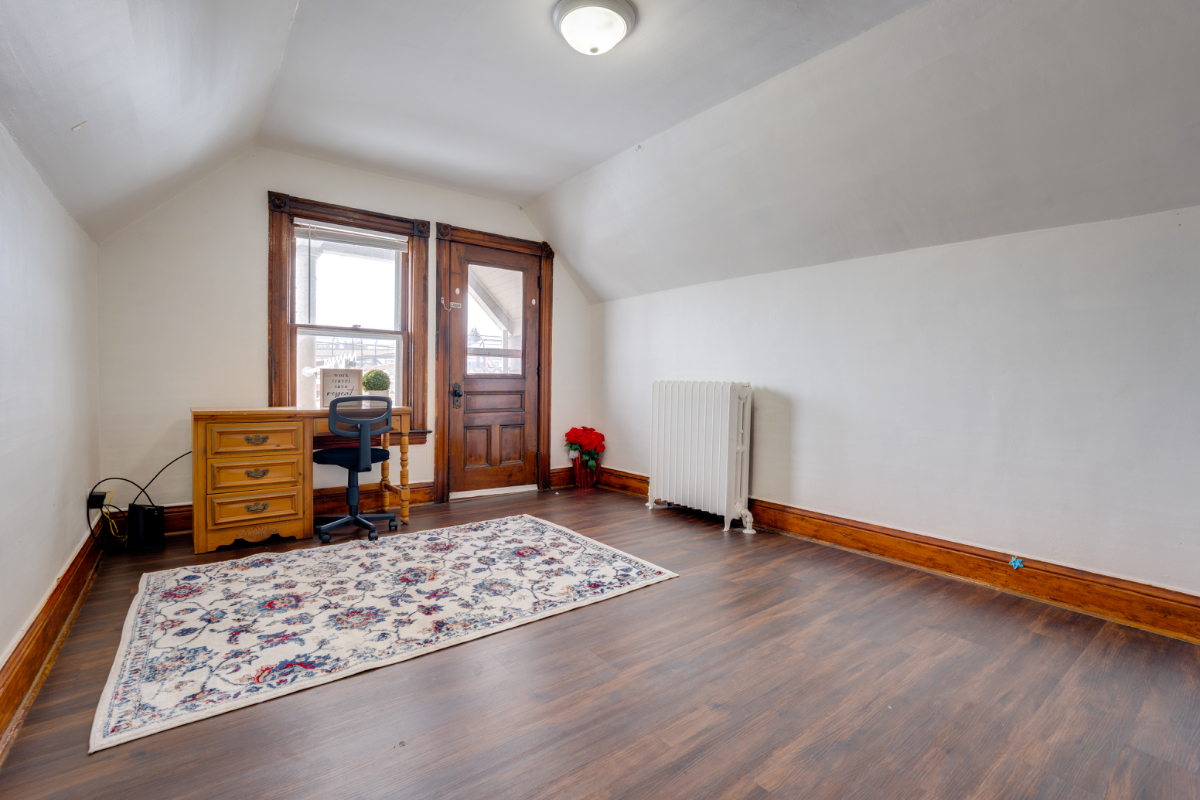 newly renovated one and half bedroom apartment... - Photo 3