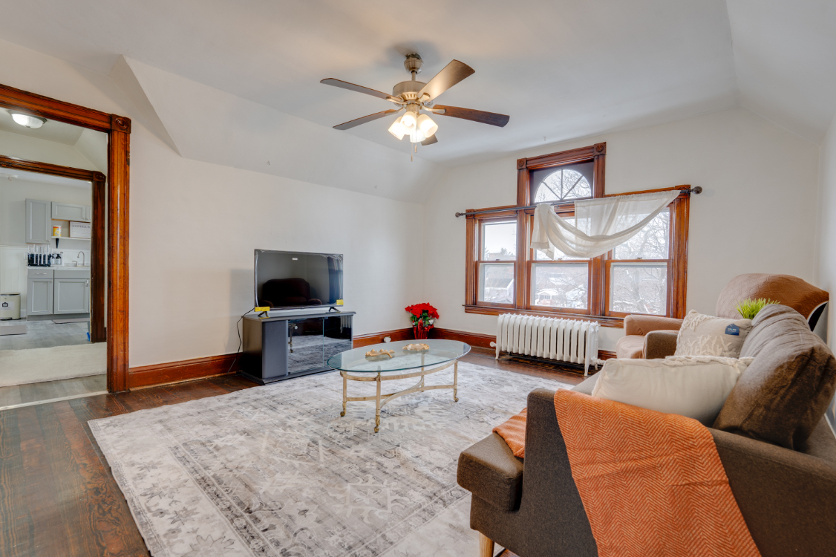 newly renovated one and half bedroom apartment... - Photo 1
