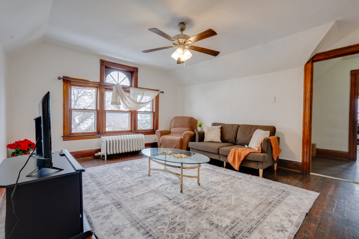 newly renovated one and half bedroom apartment... - Photo 2