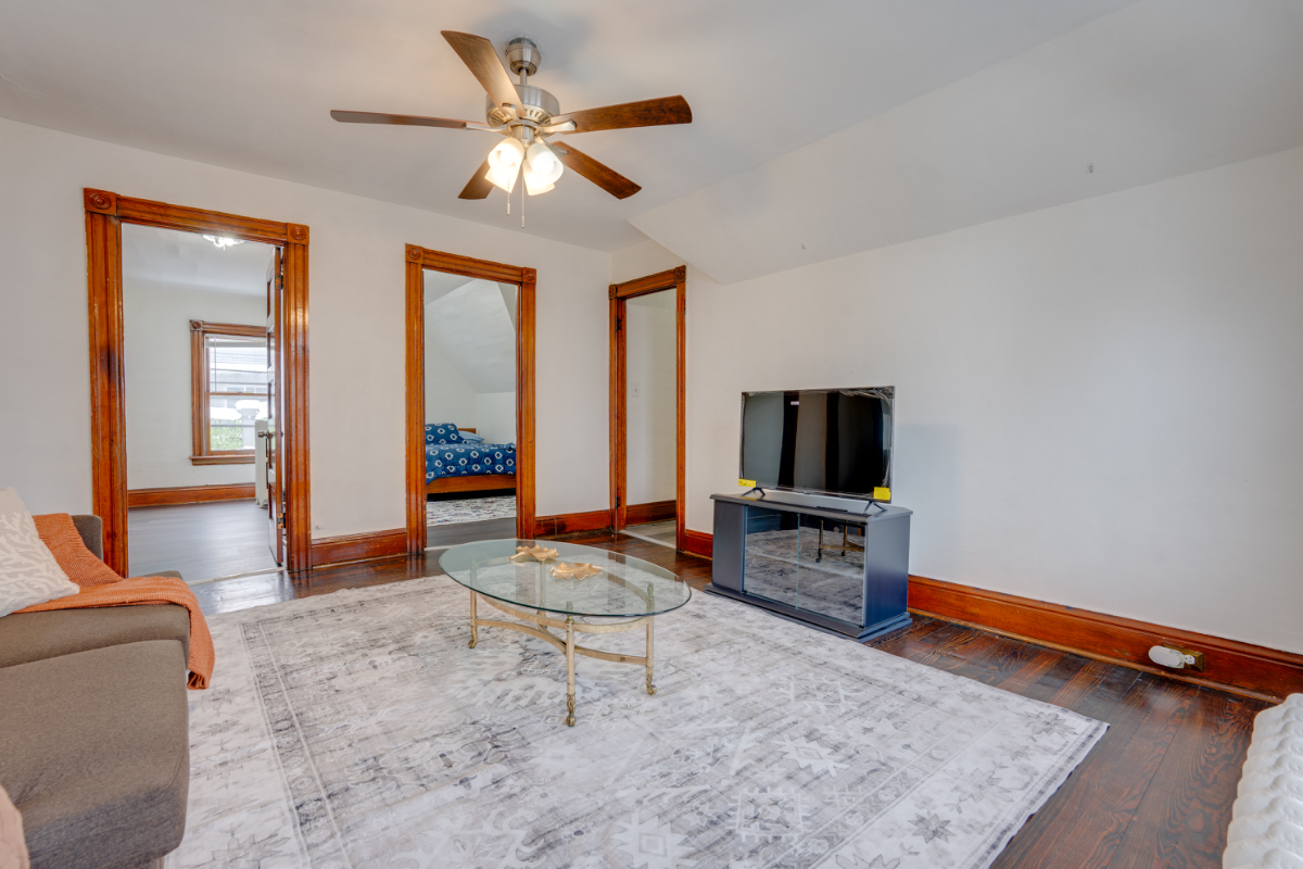 newly renovated one and half bedroom apartment... - Photo 4