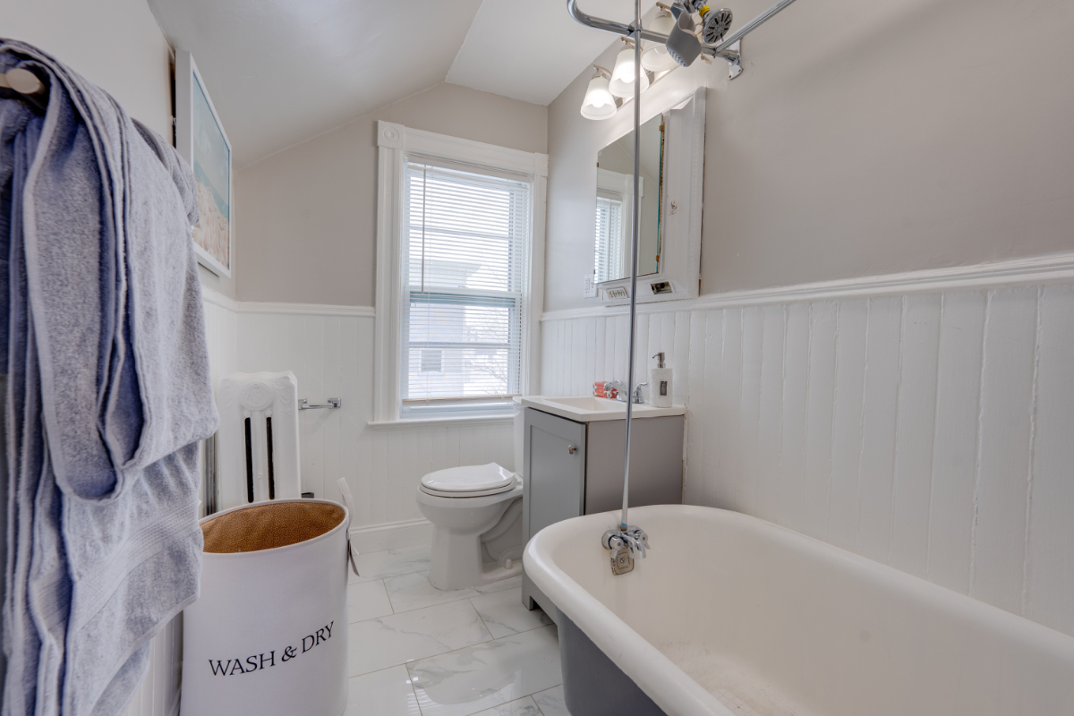 newly renovated one and half bedroom apartment... - Photo 8