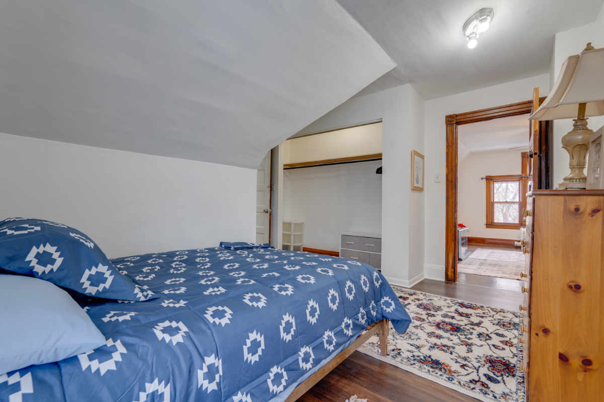 newly renovated one and half bedroom apartment... - Photo 6