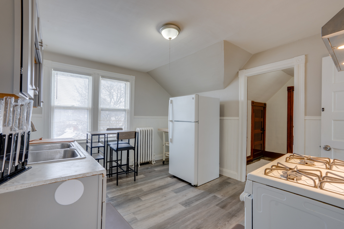 newly renovated one and half bedroom apartment... - Photo 10