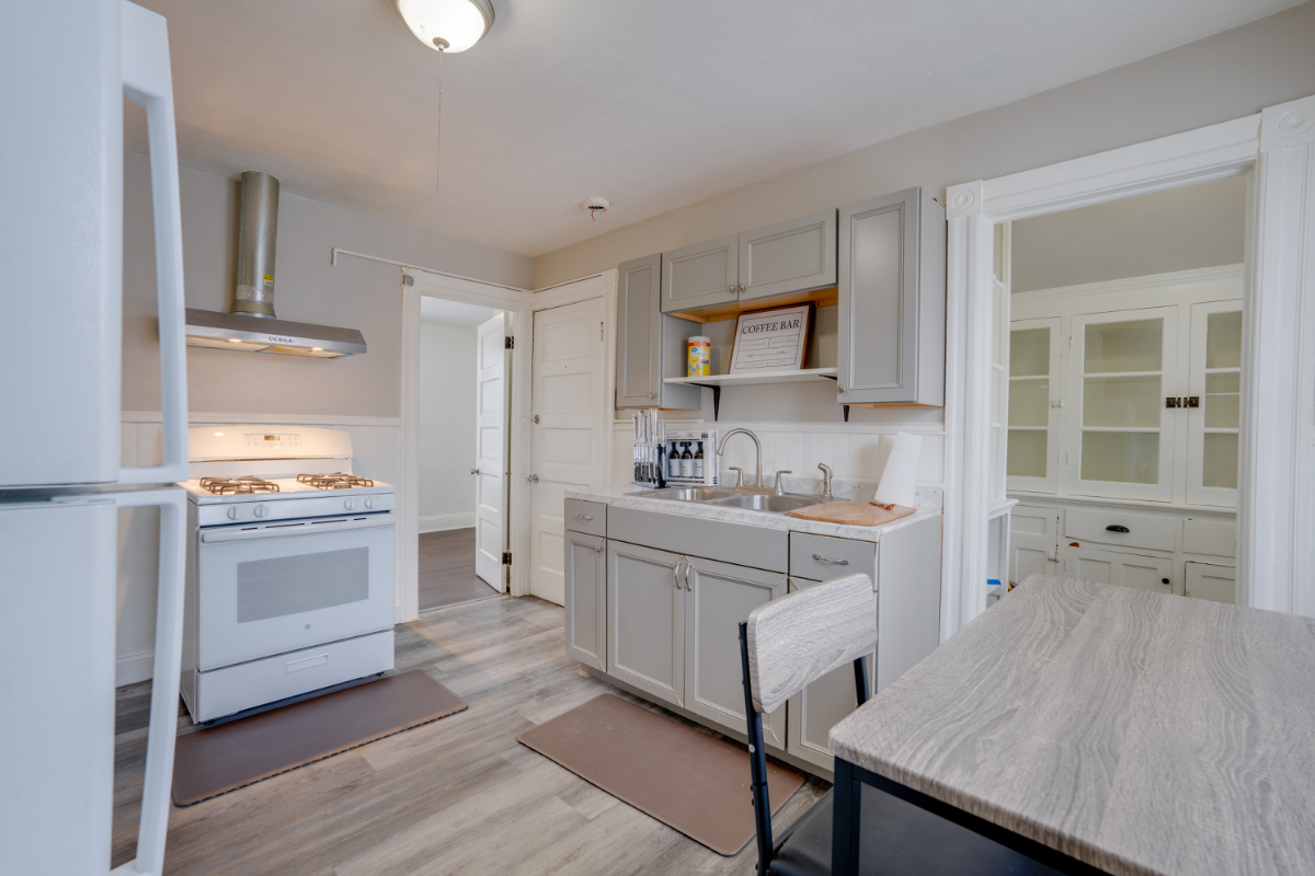 newly renovated one and half bedroom apartment... - Photo 9