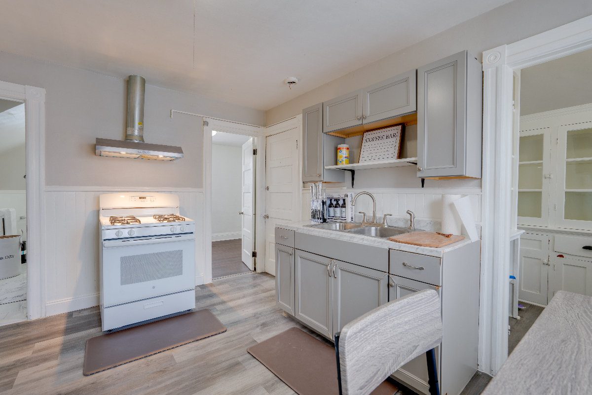newly renovated one and half bedroom apartment... - Photo 11