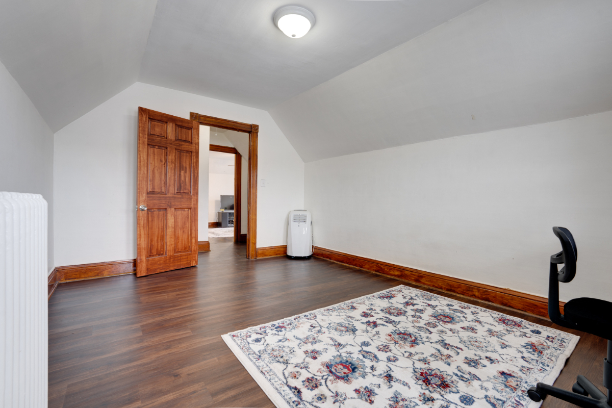 newly renovated one and half bedroom apartment... - Photo 12