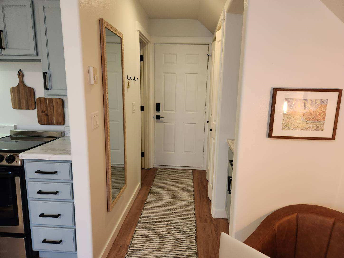 Renovated Condo Ideal Location - Photo 5