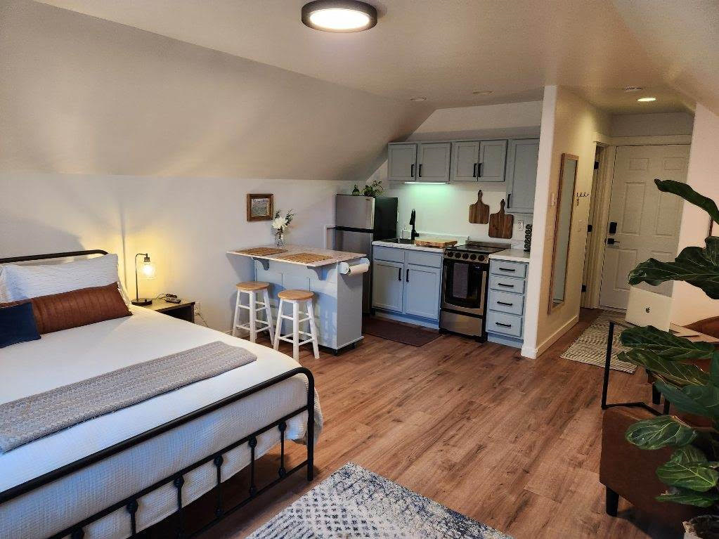Renovated Condo Ideal Location - Photo 1