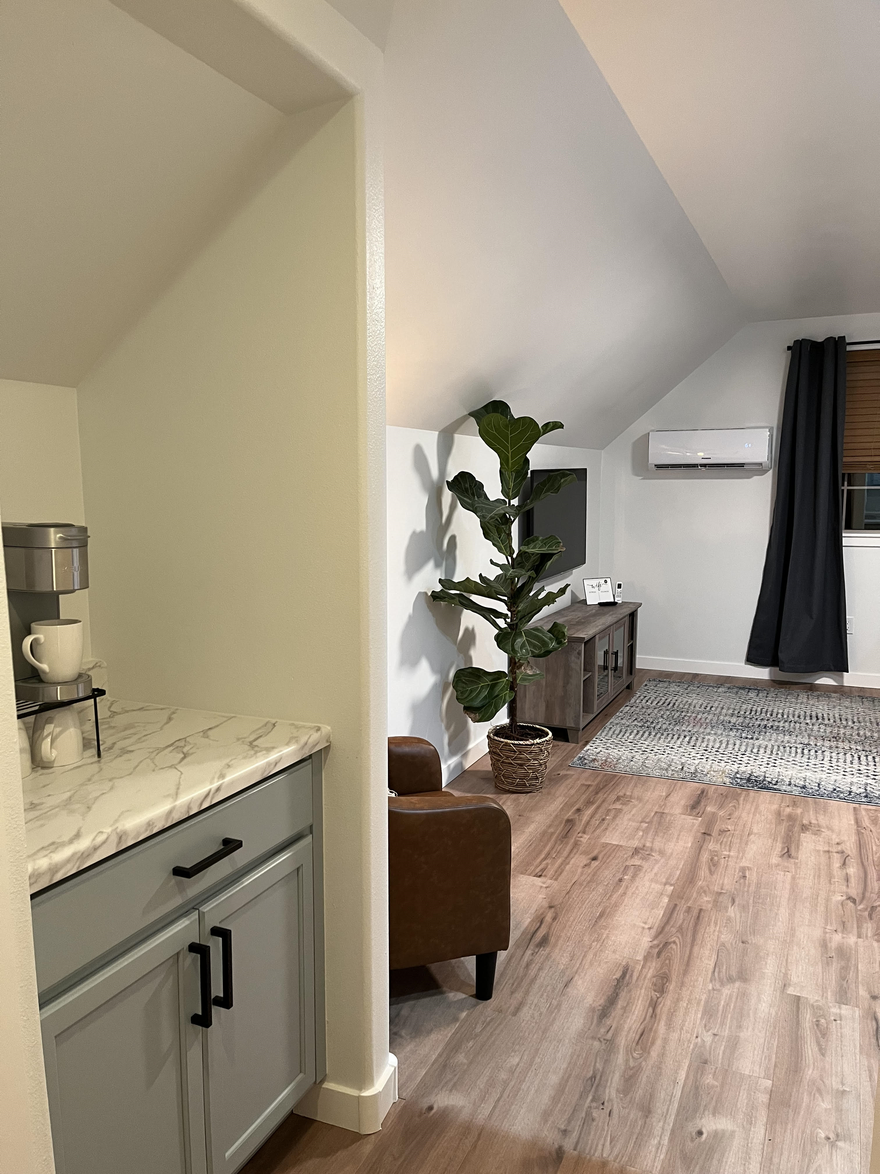 Renovated Condo Ideal Location - Photo 2