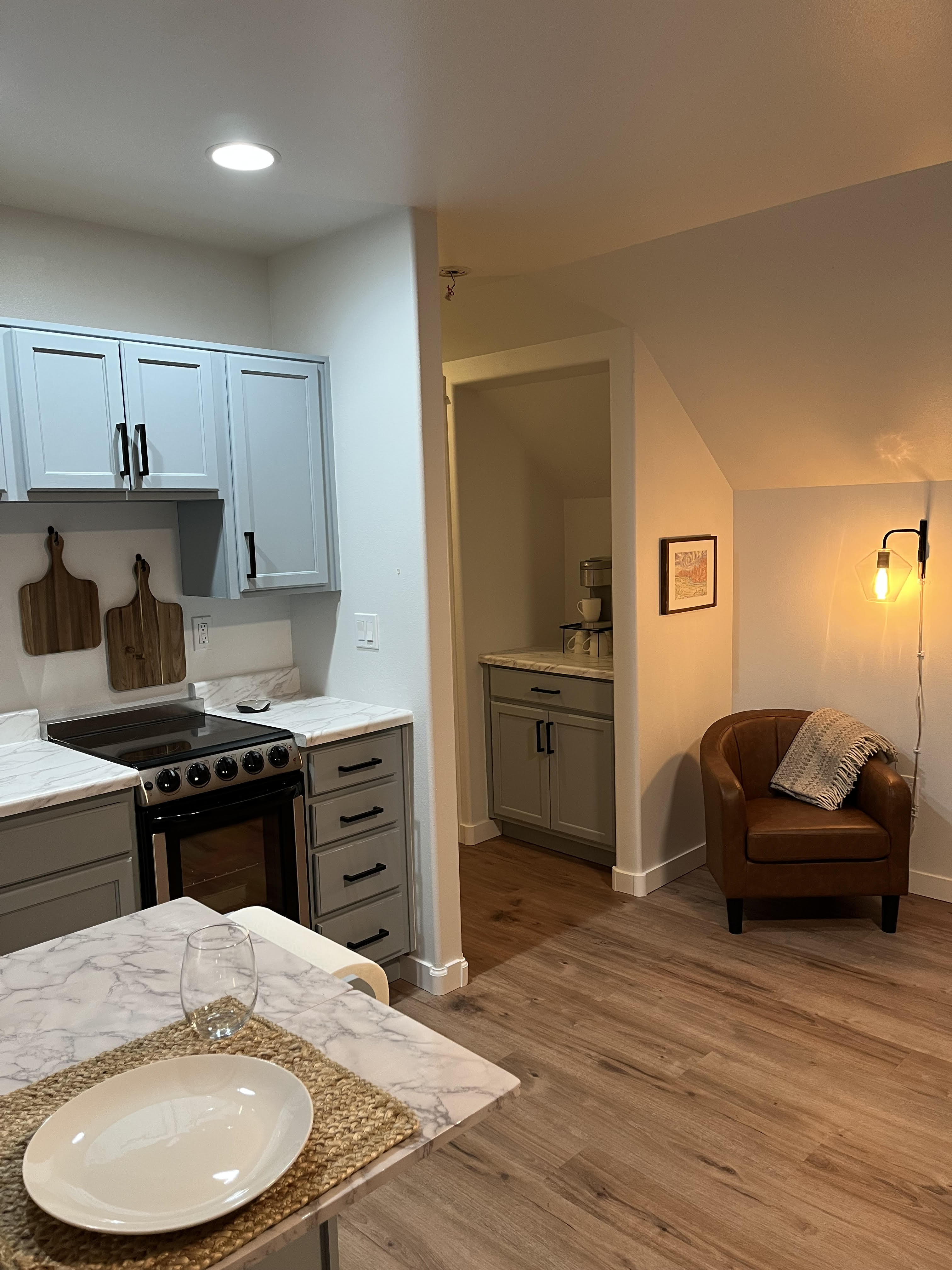 Renovated Condo Ideal Location - Photo 4
