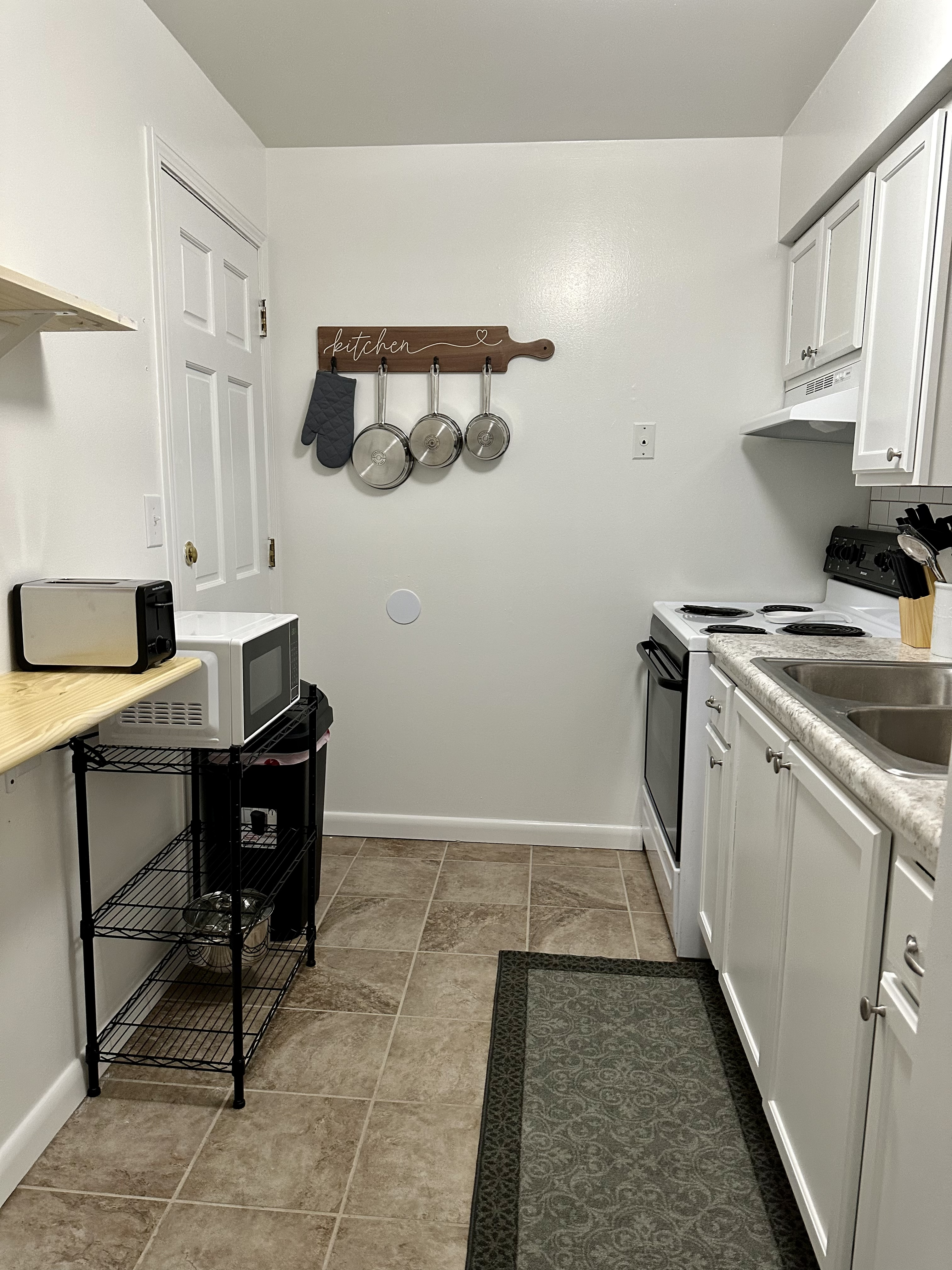 Stylish Boutique Retreat - Ritter Park Area - Designed for Comfort! - Photo 8