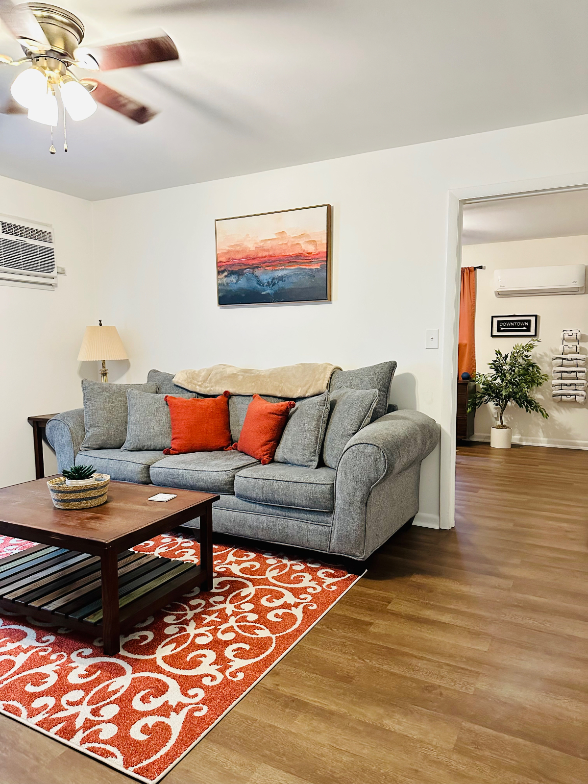 Stylish Boutique Retreat - Ritter Park Area - Designed for Comfort! - Photo 2