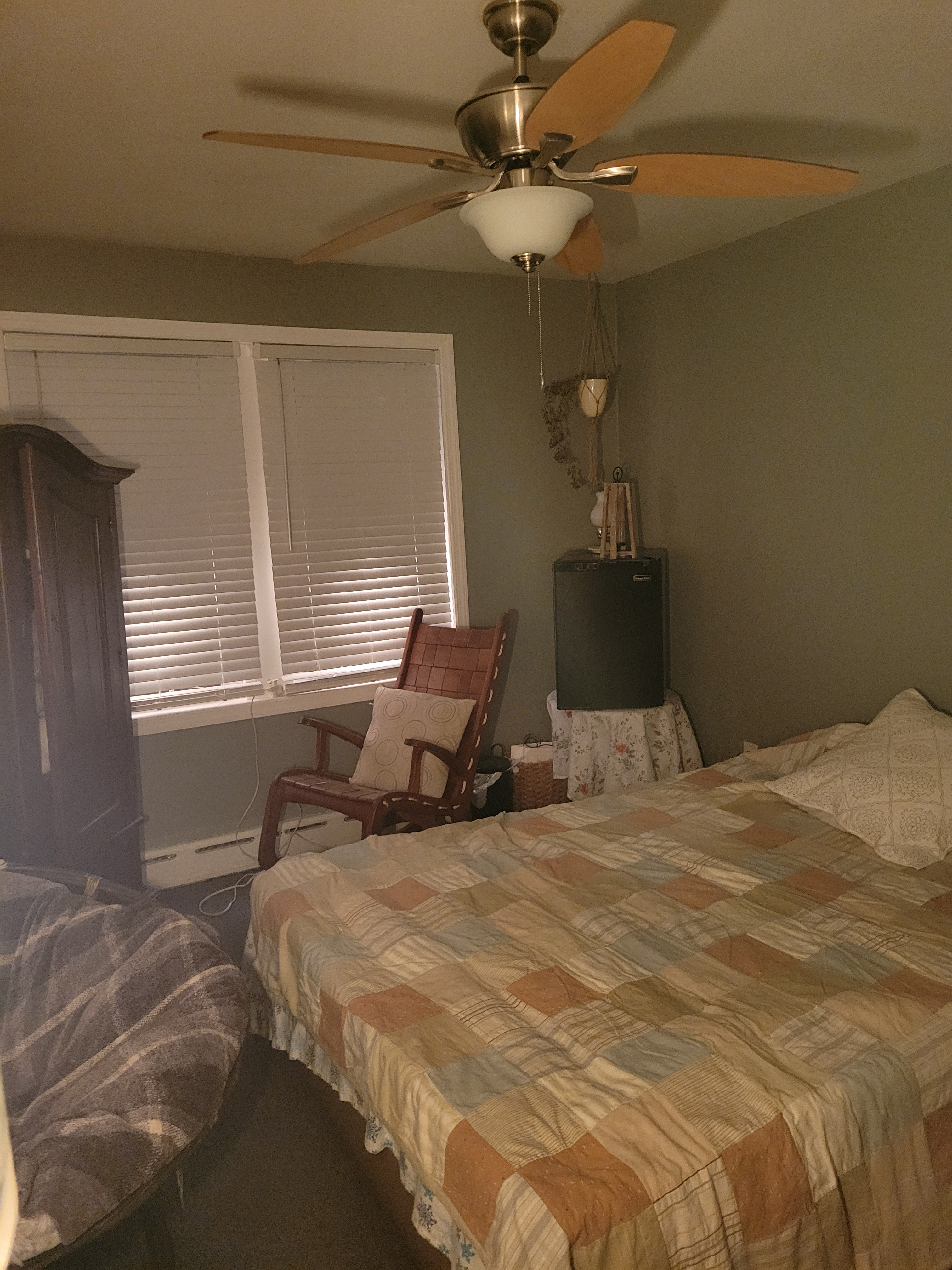 ROOM FOR RENT warm and cozy own thermostat/AC - Photo 2