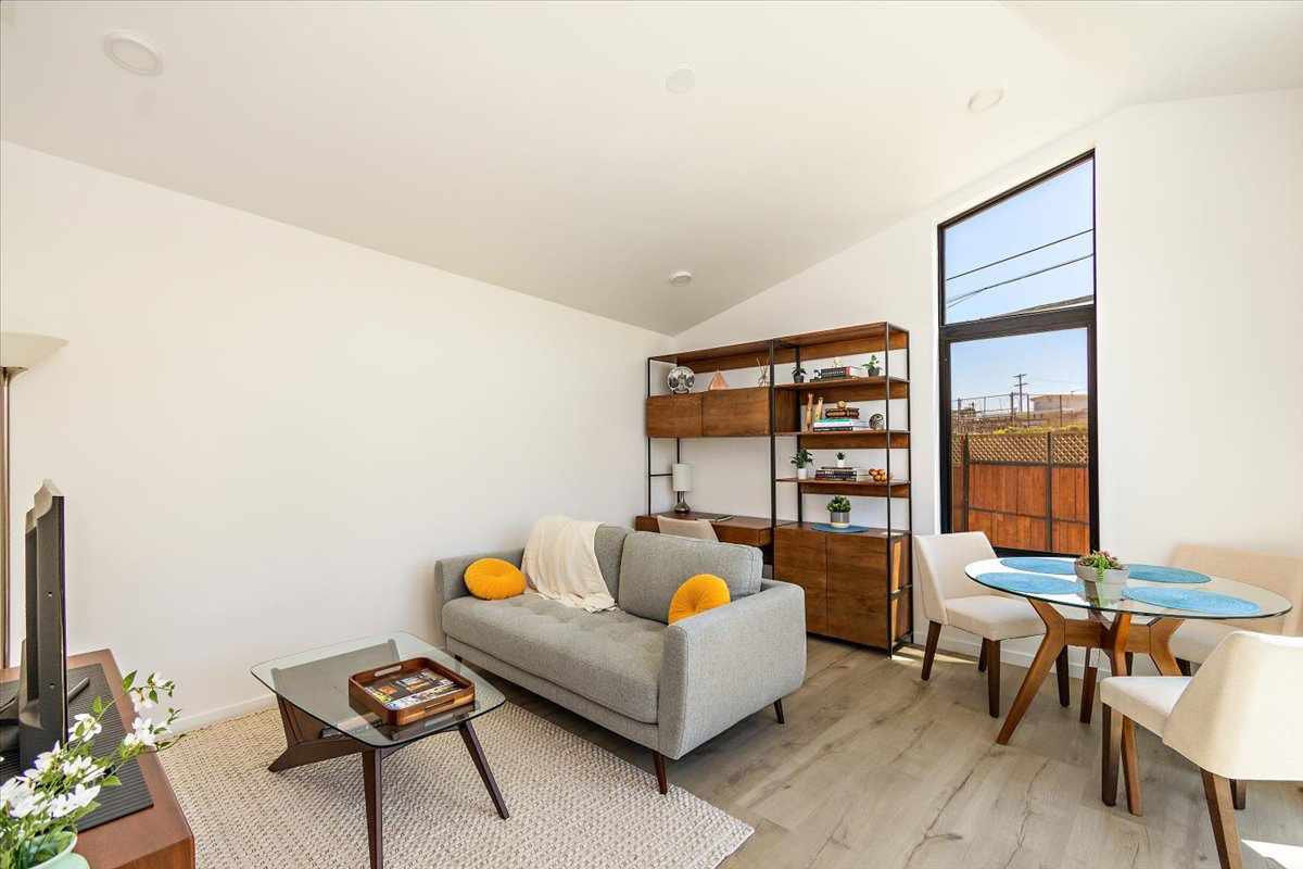 Modern, Sun Drenched 1-bdrm Abodu with beautiful yard. - Photo 3