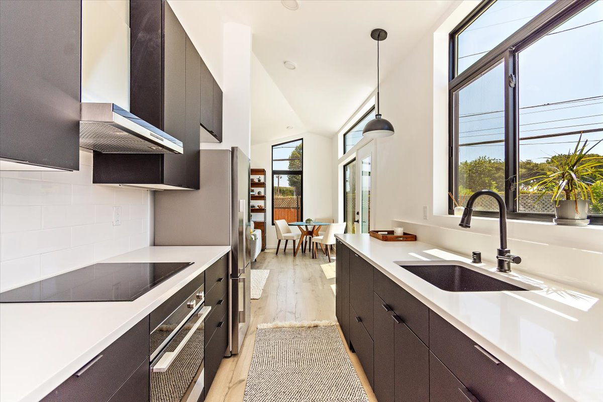 Modern, Sun Drenched 1-bdrm Abodu with beautiful yard. - Photo 6