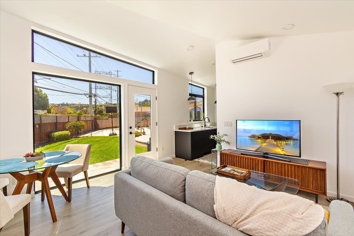 Modern, Sun Drenched 1-bdrm Abodu with beautiful yard. - Photo 4