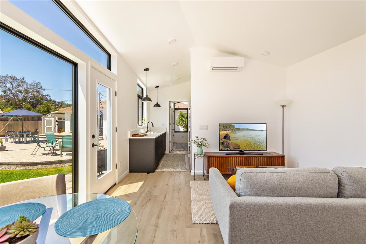 Modern, Sun Drenched 1-bdrm Abodu with beautiful yard. - Photo 5