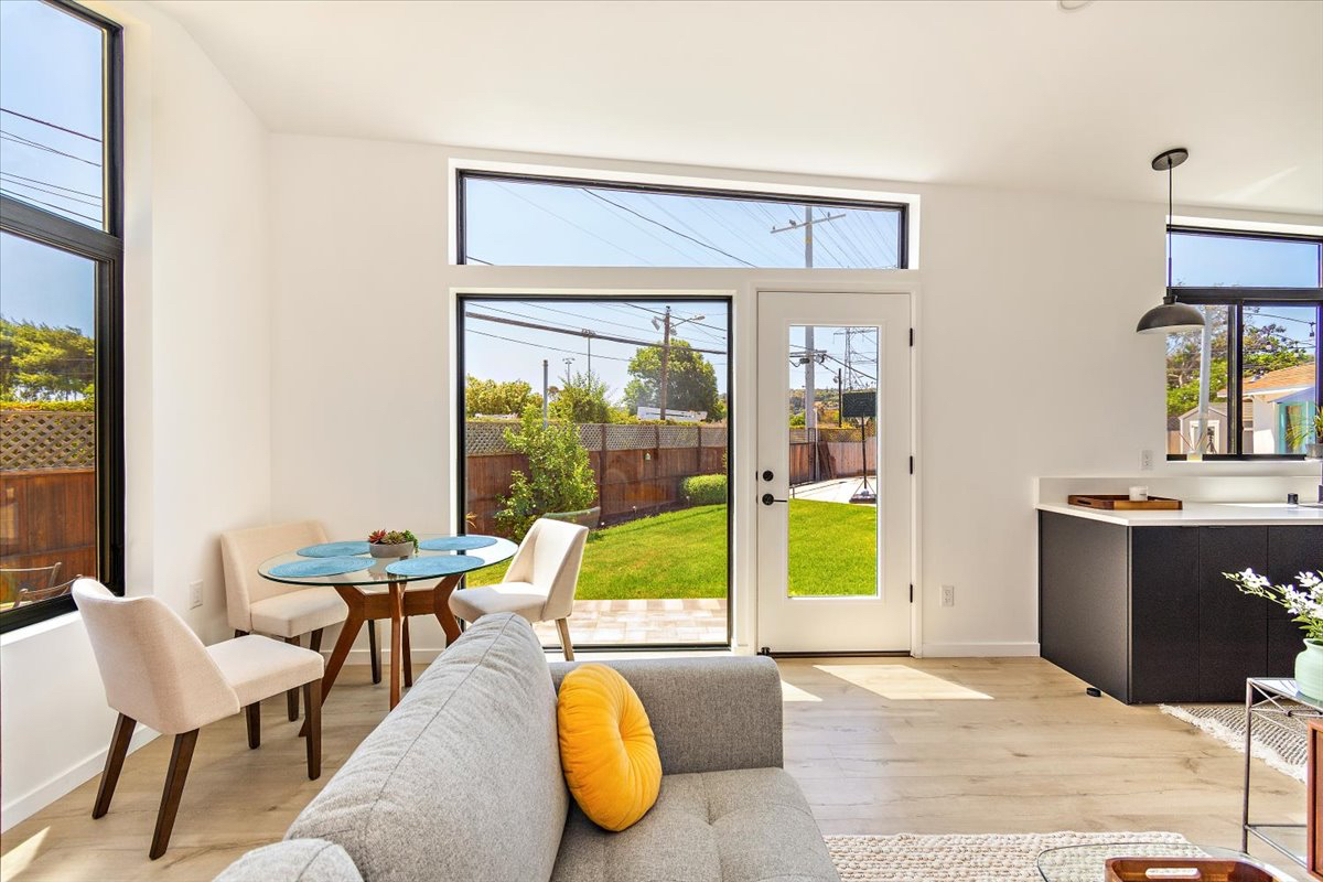 Modern, Sun Drenched 1-bdrm Abodu with beautiful yard. - Photo 2