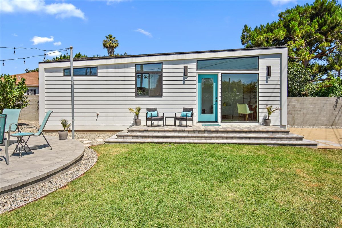 Modern, Sun Drenched 1-bdrm Abodu with beautiful yard. - Photo 1