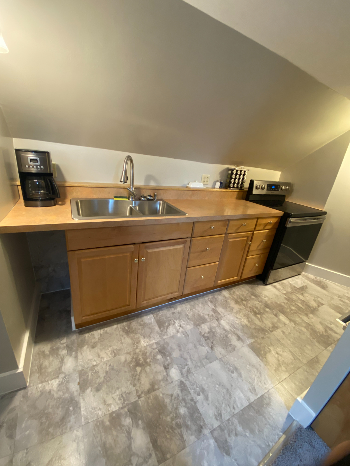Clean, cozy, convenient studio apartment in Central Vermont - Photo 9
