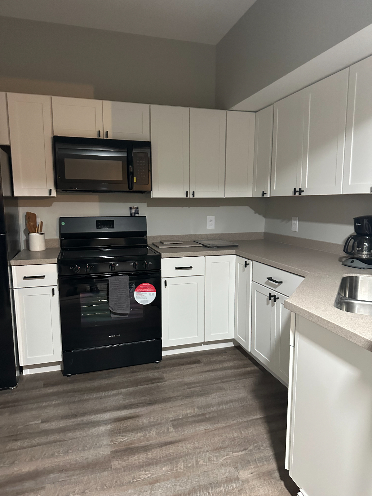 Cozy  Apartments  Awaits - Photo 7