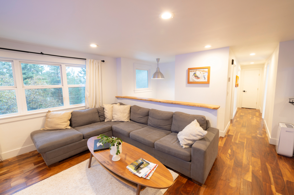 West Hills Home - Photo 2