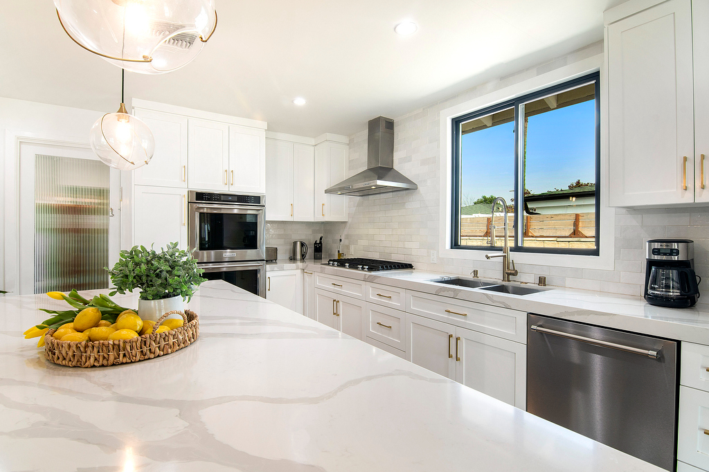 Beautiful 3 Bed 3 Bath Home with Pool - Photo 3