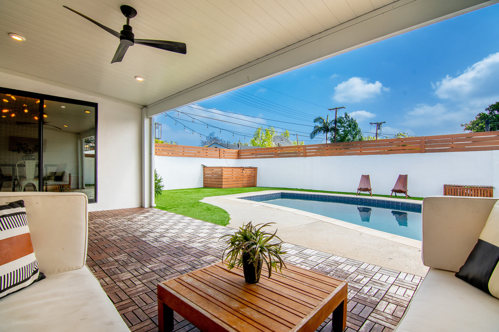 Beautiful 3 Bed 3 Bath Home with Pool - Photo 4