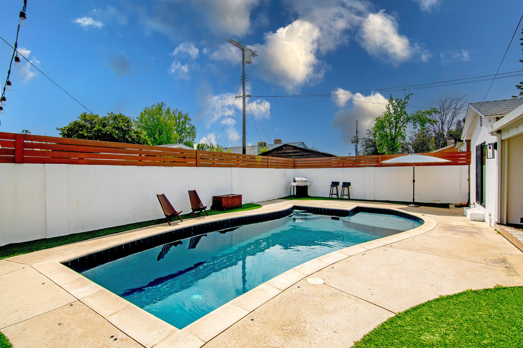 Beautiful 3 Bed 3 Bath Home with Pool - Photo 5
