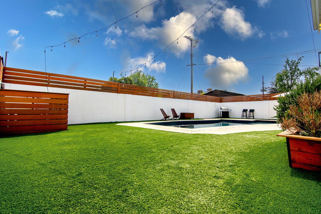 Beautiful 3 Bed 3 Bath Home with Pool - Photo 6