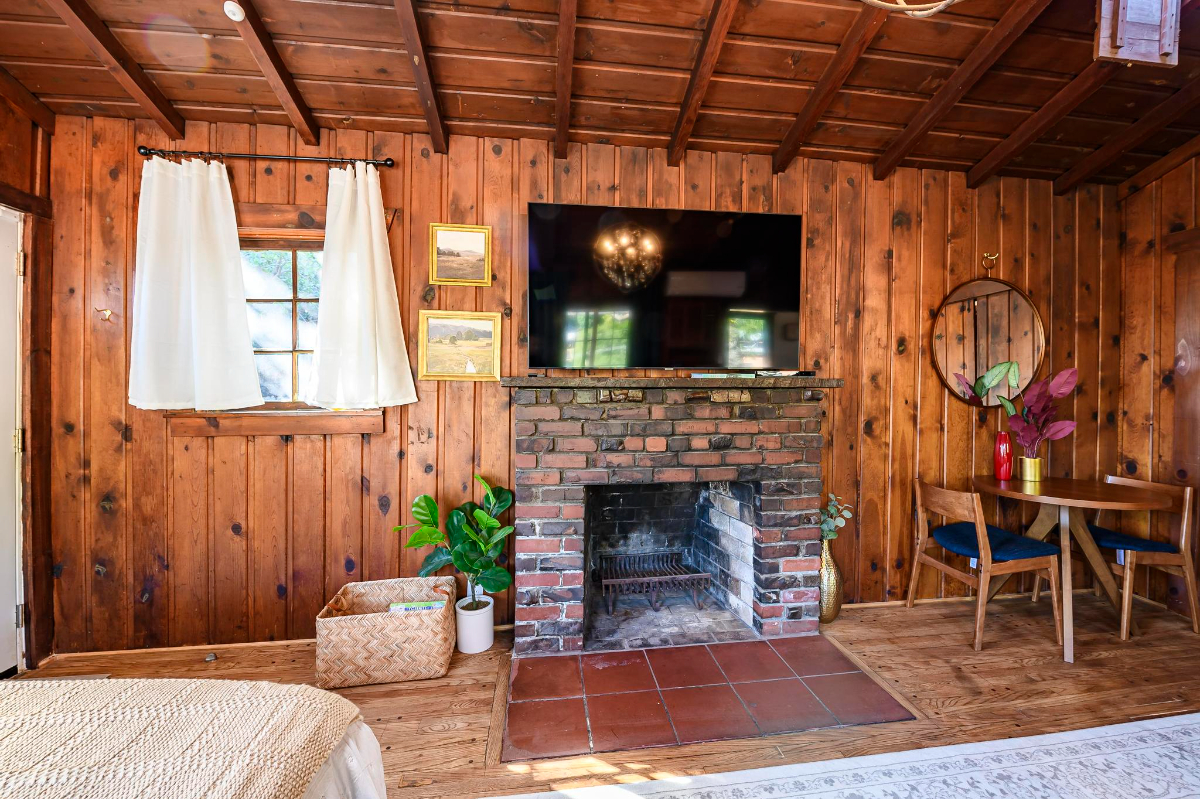 Cozy Cabin in Hollywood Hills - Photo 4