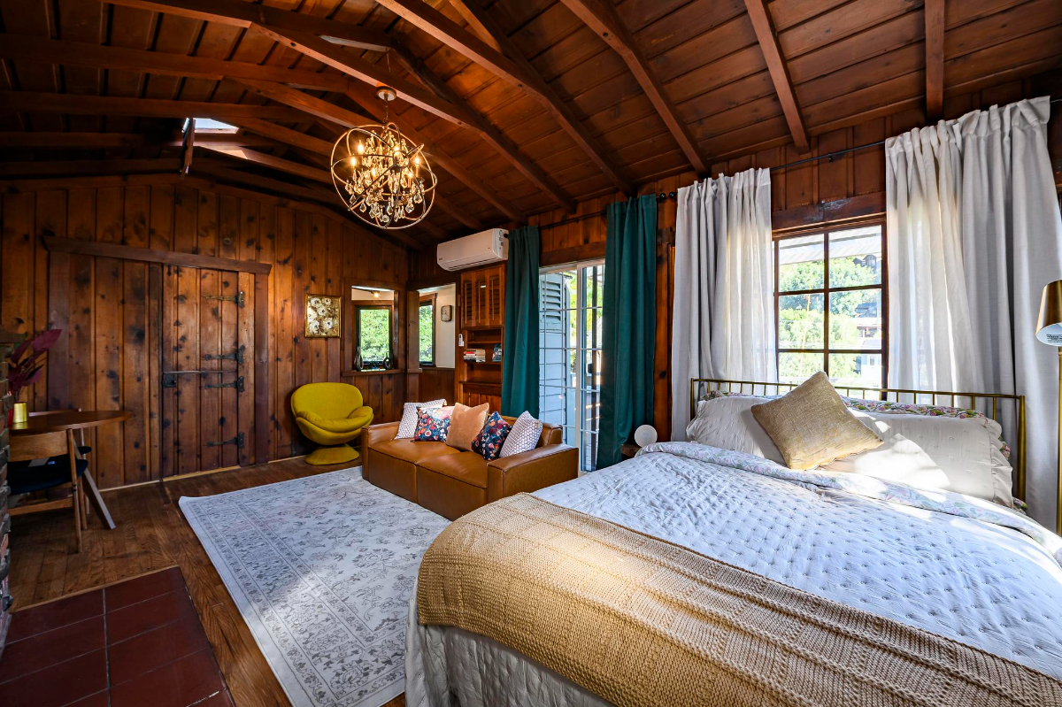 Cozy Cabin in Hollywood Hills - Photo 3