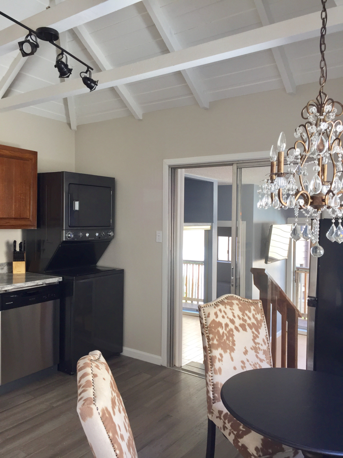 RH Meets Glam with 21 Ft Deck, Insuite W/D & DW, Bamboo Flrs - Photo 3