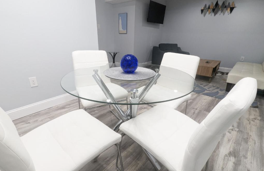 Petworth - 1BR, 1BA, Furnished, Private Unit, All Utilities, Free Parking, Pets Allowed, Laundry In- - Photo 2