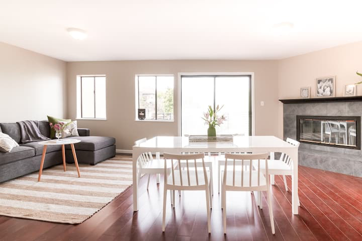 Solace at Bayhaus / 2 Bed /WFH /Laundry /Parking - Photo 4