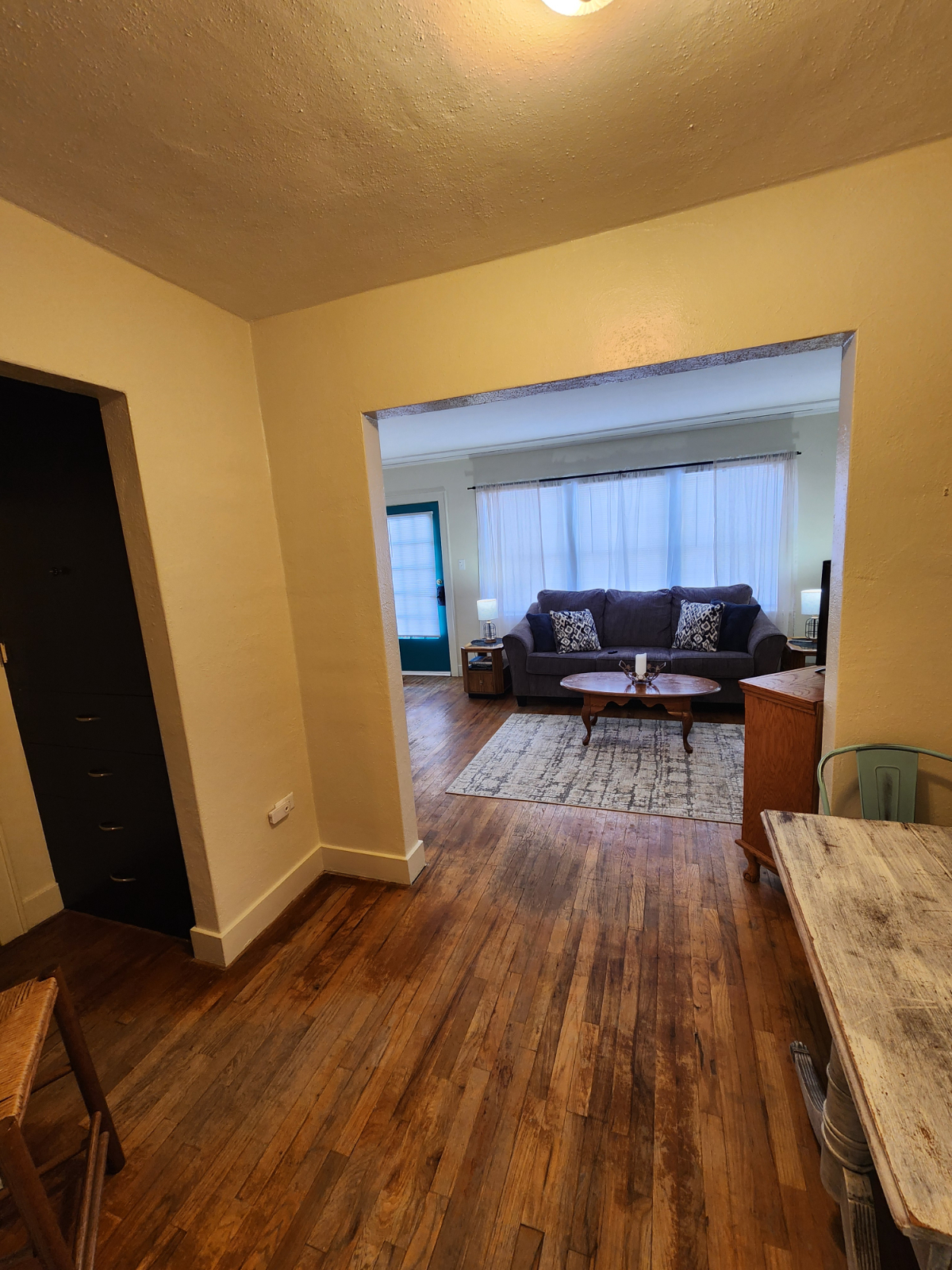 Sunny and Spacious 1-Bed Apartment- Prime Location - Photo 2