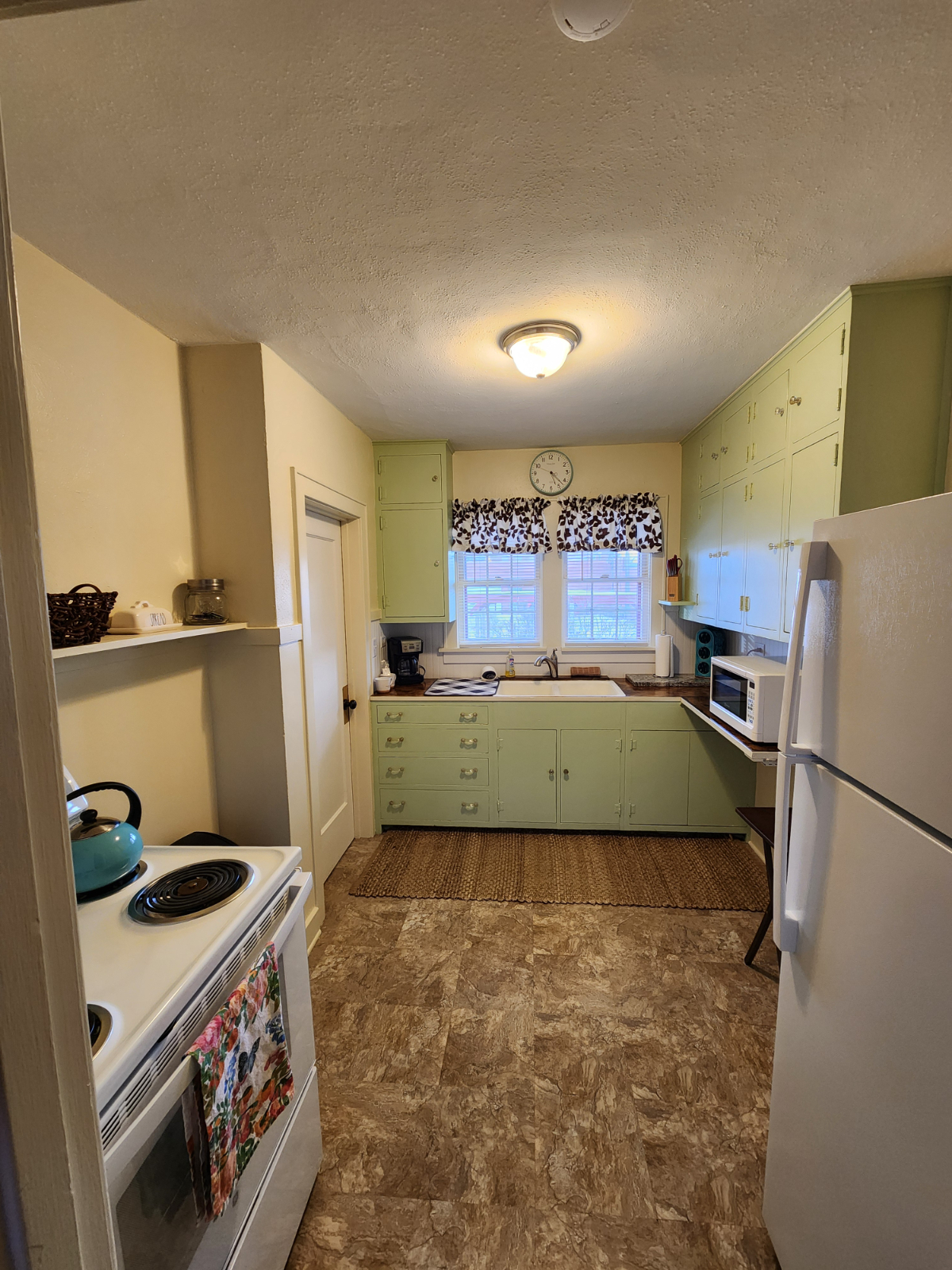 Sunny and Spacious 1-Bed Apartment- Prime Location - Photo 5