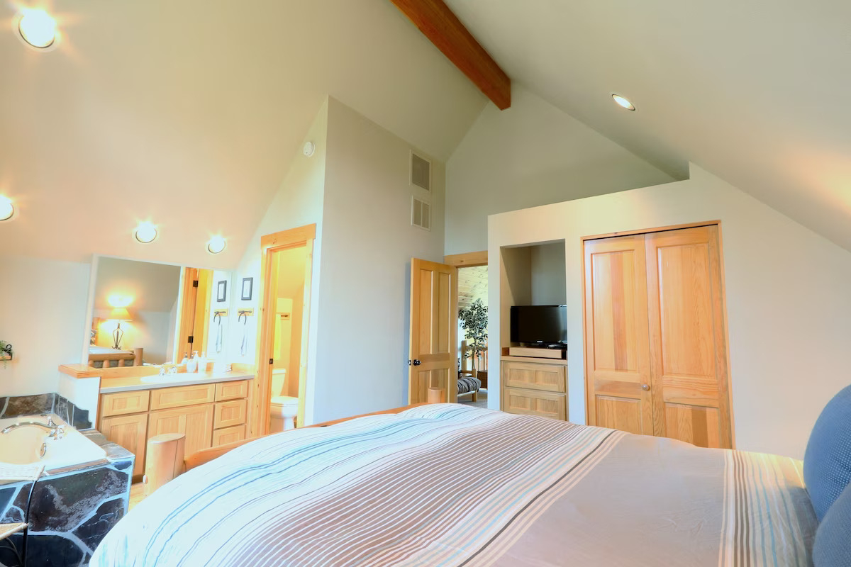 3bd/2ba light filled home on the golf course, EV charger, central AC - Photo 4