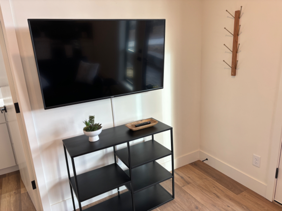 Welcome to your cozy, brand-new studio apartment with a delightful patio and breathtaking mountain view - Photo 5