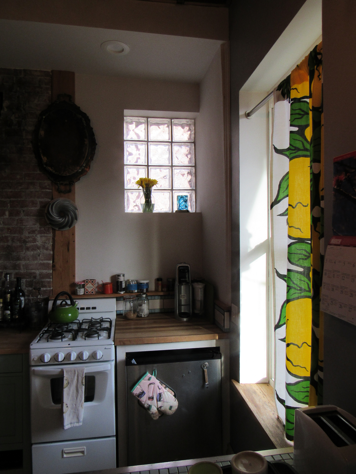 Cozy, bright 1 BR apt, best of country living steps from downtown Troy - Photo 3