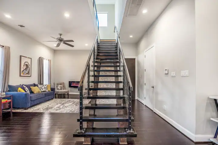 A modern Mid-town 4 bedroom two-story gated home with a private jacuzzi, near the Medical Center, Ho - Photo 2