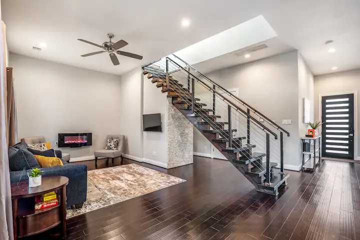 A modern Mid-town 4 bedroom two-story gated home with a private jacuzzi, near the Medical Center, Ho - Photo 3