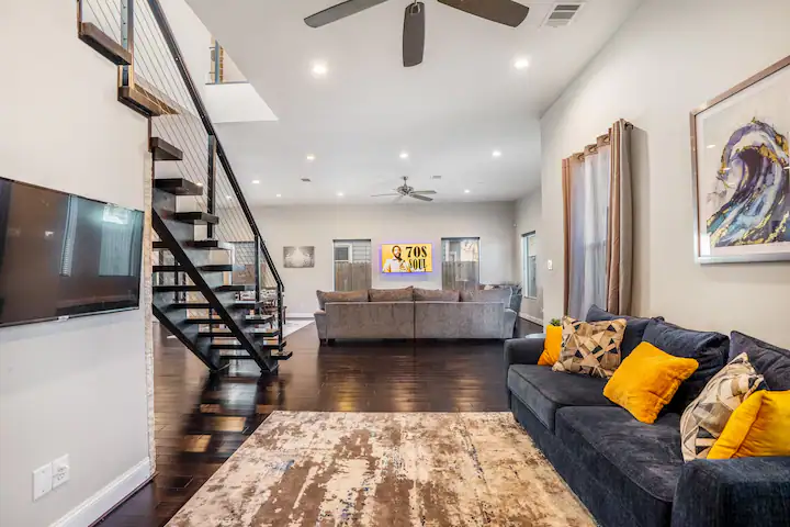 A modern Mid-town 4 bedroom two-story gated home with a private jacuzzi, near the Medical Center, Ho - Photo 4