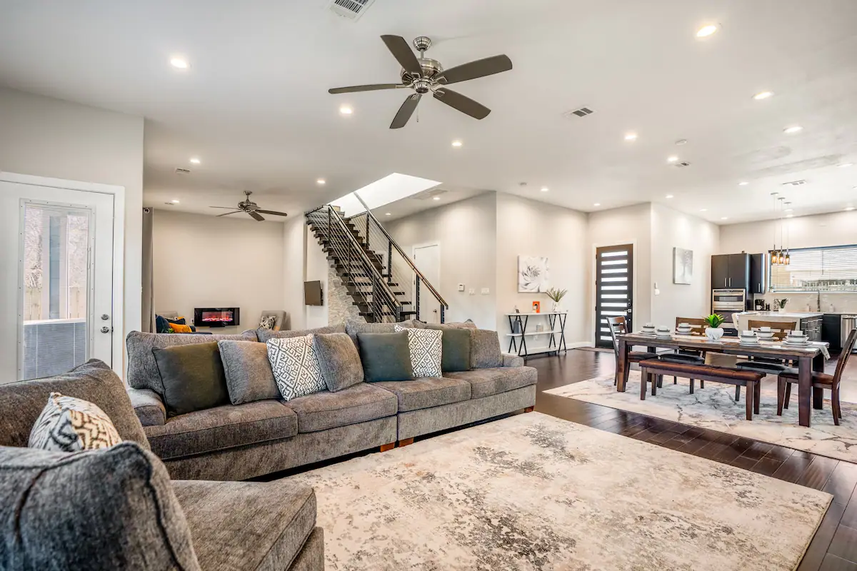 A modern Mid-town 4 bedroom two-story gated home with a private jacuzzi, near the Medical Center, Ho - Photo 5