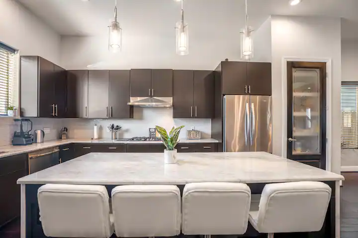A modern Mid-town 4 bedroom two-story gated home with a private jacuzzi, near the Medical Center, Ho - Photo 7