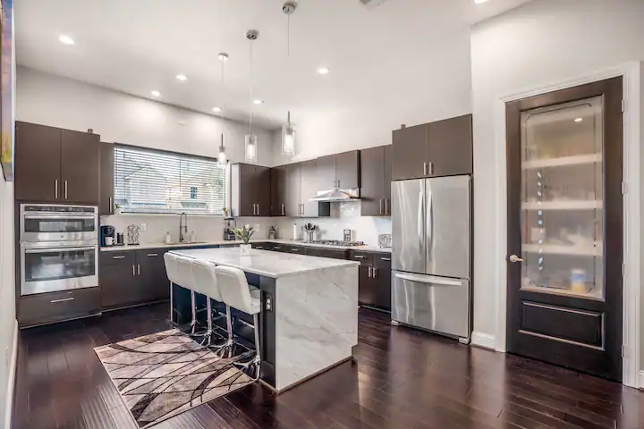 A modern Mid-town 4 bedroom two-story gated home with a private jacuzzi, near the Medical Center, Ho - Photo 8