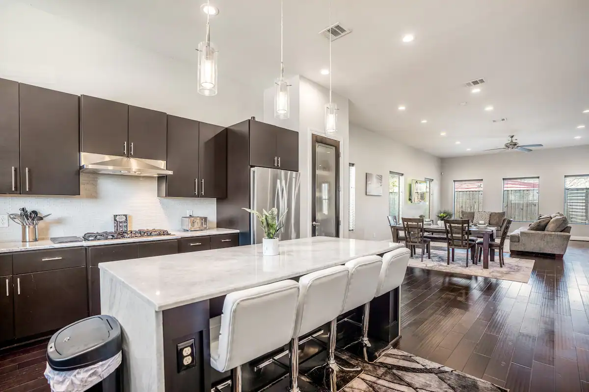 A modern Mid-town 4 bedroom two-story gated home with a private jacuzzi, near the Medical Center, Ho - Photo 9