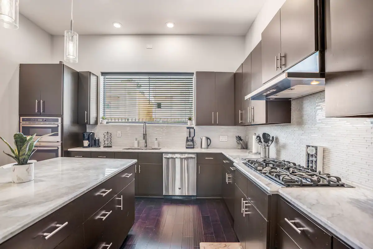 A modern Mid-town 4 bedroom two-story gated home with a private jacuzzi, near the Medical Center, Ho - Photo 10