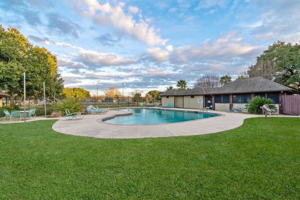 Beautifully Updated Home In Seven Coves - Photo 3