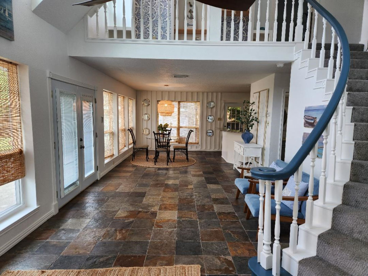 Beautifully Updated Home In Seven Coves - Photo 5